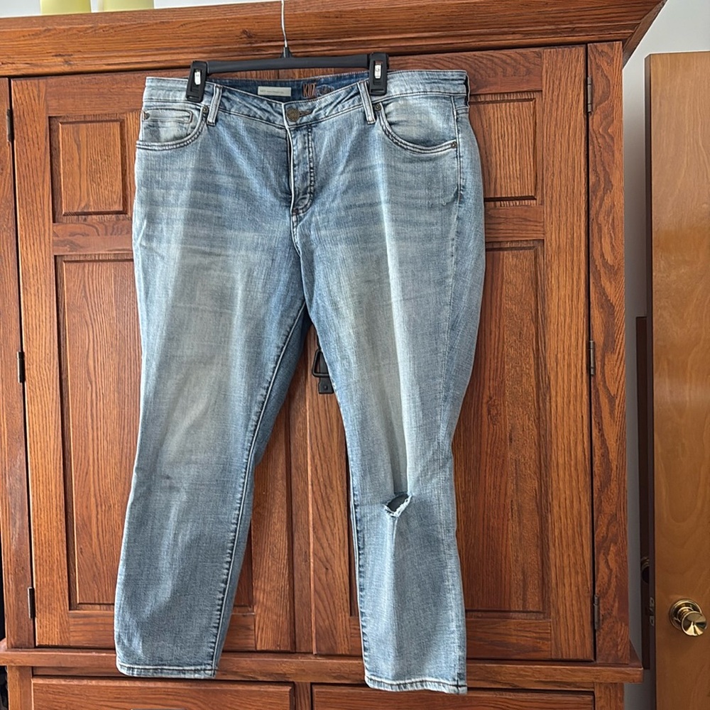 KUT Katy Ankle Straight Leg Jeans. Size 14W Light distressed wash.